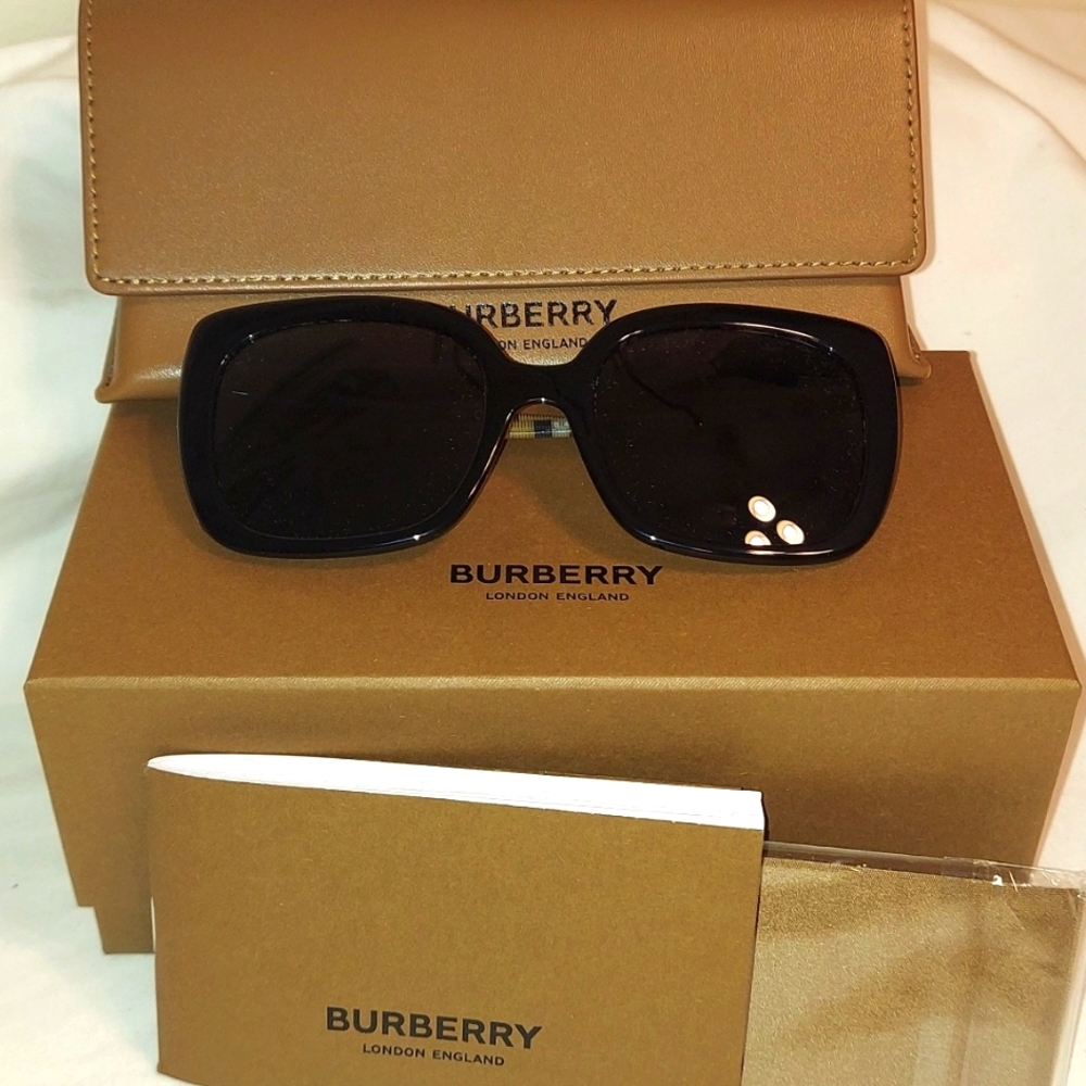 NIB Burberry London Caroll Sunglasses Black Dark Grey